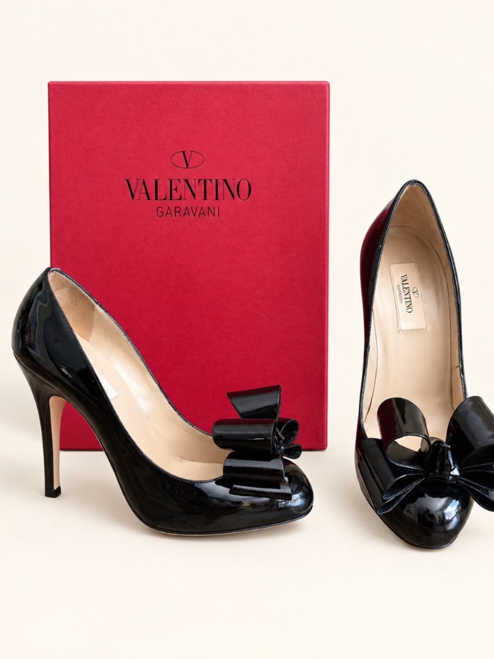 Valentino Garavani Black Patent Bow Pumps 37 NIB